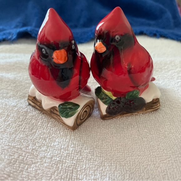 Vintage Ceramic Red Bird Cardinal on Pinecone Snowy Log Salt Pepper Shakers Set - Picture 1 of 4